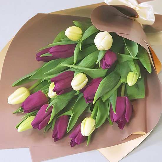 Lila-feher-tulipan-csokor