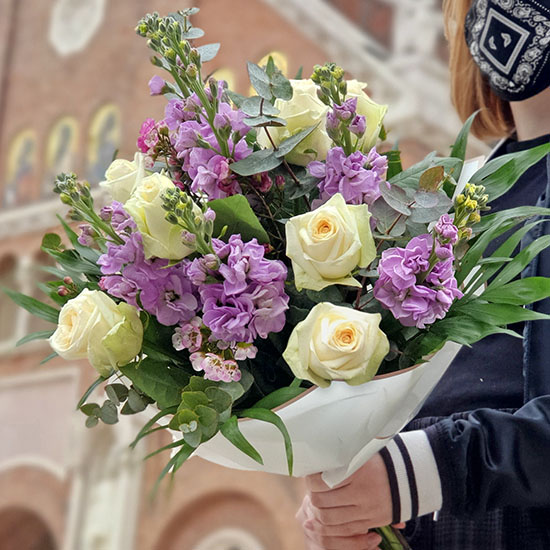 Lila-viola-csokor-rozsaval